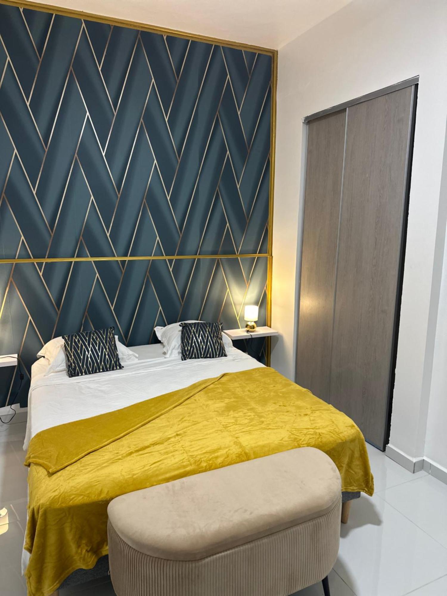 פואנט-א-פיטרה Cyrus Hotel -Housse Coeur De Ville מראה חיצוני תמונה